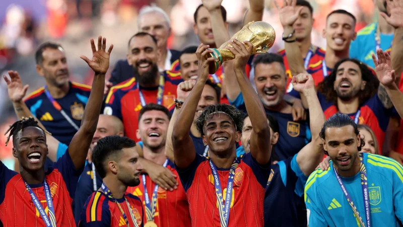 Bintang Spanyol Lamine Yamal mengejek rivalnya dari Argentina, Leandro Paredes, dengan gestur lucu bertuliskan ‘pertarungan tahun ini’ setelah akhir pertandingan final Piala Dunia 2026 yang penuh…