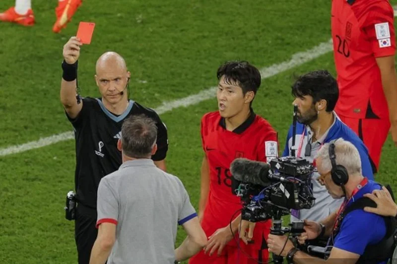 Akhiri 20 Tahun Karier, Wasit Anthony Taylor Pensiun Akibat Tekanan Berat