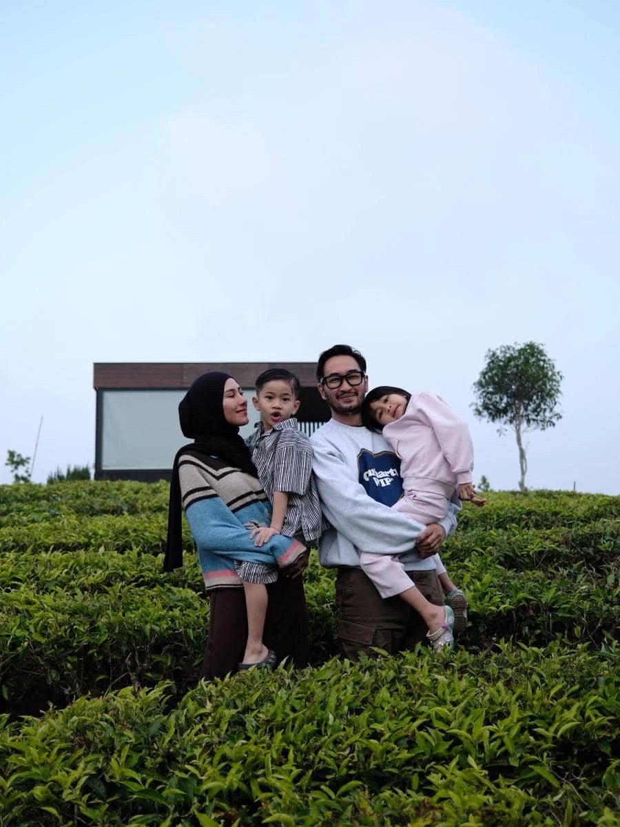 Keluarga Syahnaz Sadiqah liburan di kebun teh Bandung Barat