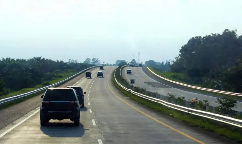 Mengapa Jalan Beton Basah Jauh Lebih Licin Dibanding Aspal?