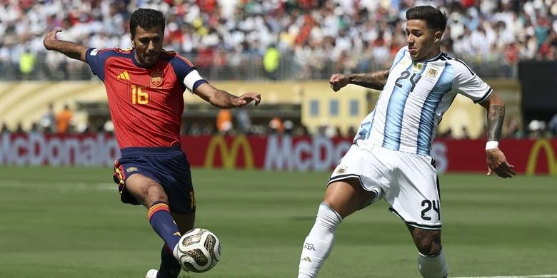 Gelandang Timnas Spanyol Rodri (kiri) bertarung dengan gelandang Timnas Argentina Enzo Fernandez dalam pertandingan final Piala Dunia 2026 antara Spanyol vs Argentina di Stadion New York New Jersey, Amerika Serikat, Senin (20/7/2026) dini hari WIB.