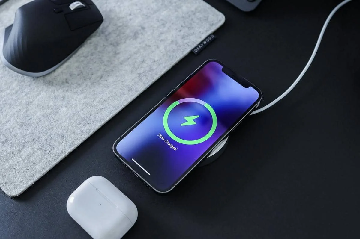 potret HP sedang diisi daya