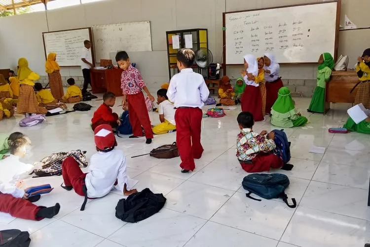 Siswa SD Negeri 1 Belaman harus belajar lesehan di aula serbaguna karena keterbatasan ruang kelas, Selasa (21/7/2026).