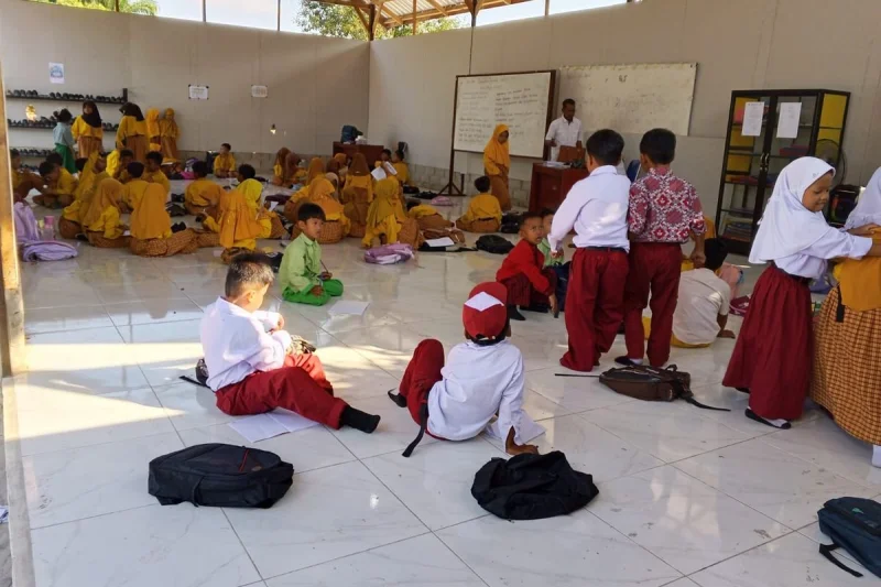 Cerita SDN 1 Batu Belaman Kobar Kurang Kelas, 76 Murid Belajar Lesehan Tanpa Meja Kursi