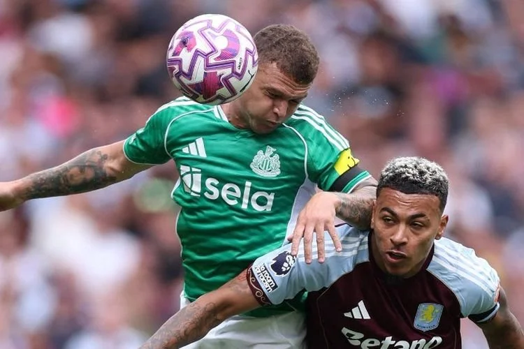 Bek Newcastle United Kieran Trippier (kiri) bersaing dengan gelandang Aston Villa Morgan Rogers (kanan) pada laga Liga Inggris antara Aston Villa dan Newcastle United di Villa Park di Birmingham, Inggris tengah pada 16 Agustus 2025.