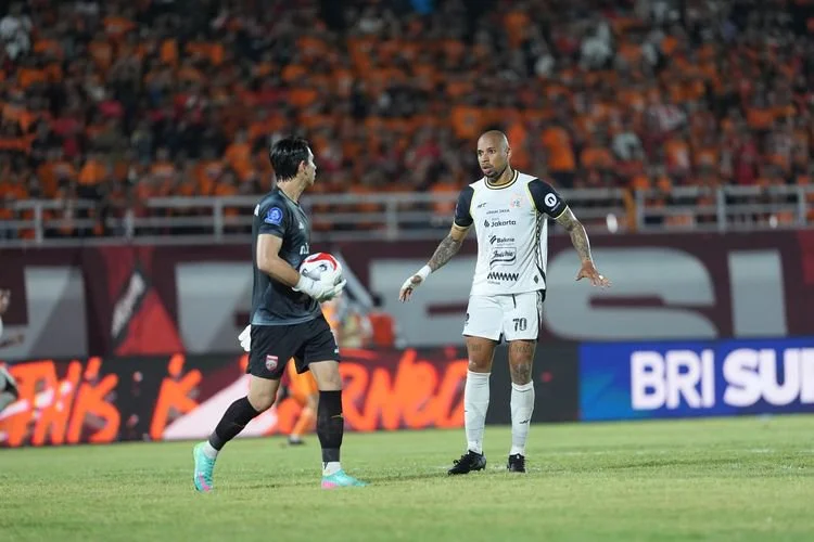 Kiper Nadeo Argawinata dan Gustavo Almeida dalam duel Borneo FC vs Persija Jakarta