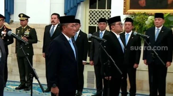 Presiden Prabowo Subianto resmi melantik jajaran pimpinan lembaga pendidikan tinggi strategis yang baru dibentuk, Universitas Republik Indonesia. Marsekal TNI (Purn) Donny Ermawan Taufanto dipercaya menjabat sebagai Gubernur, didampingi Profesor Yos Sunitiyoso sebagai Wakil Gubernur. (tangkap layar)