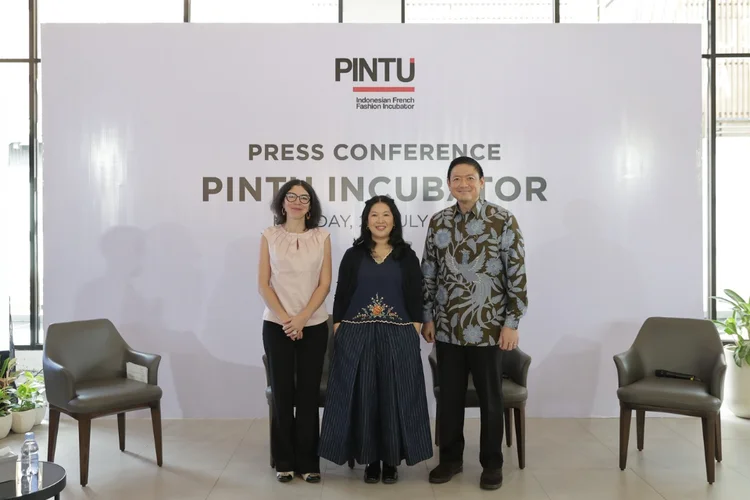 Foto Bersama Dengan Para Narasumber. (Ki-Ka) Carol Meyer (Cultural Attaché at the French Embassy in Indonesia and Representative of Institut Français d'Indonésie), Thresia Mareta ( Co-Initiator PINTU dan Founder LAKON Indonesia), Bpk. Soegianto Nagaria (Chairman of JF3 & Co- Co-Initiator PINTU)