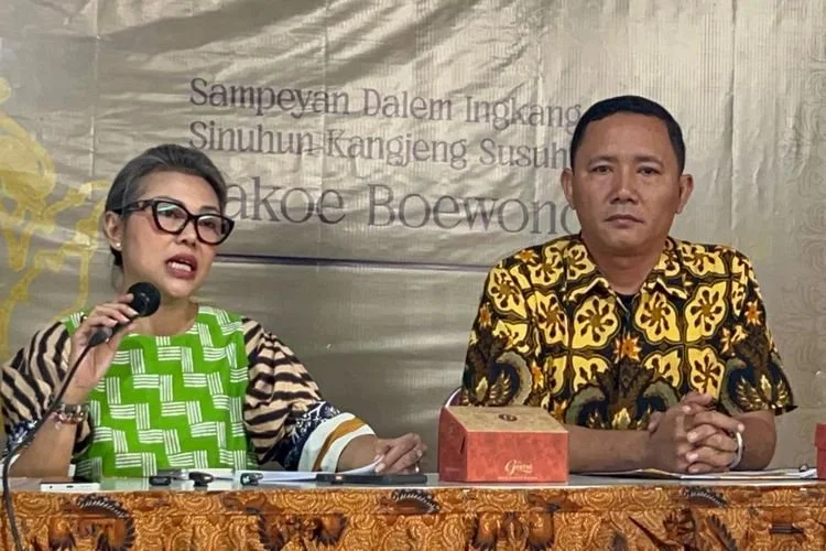 GKR Panembahan Timoer Rumbay saat jumpa pers di Kori Talang Paten Keraton Solo, Selasa (9/6/2026)
