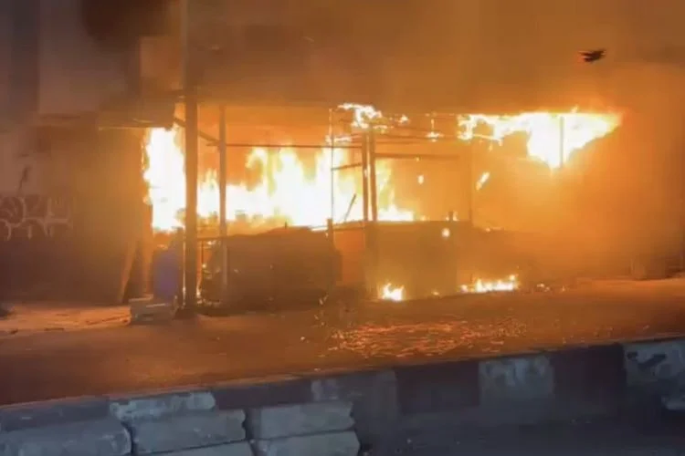 Sebuah ruko kue kering di Pasar Ciputat Tangerang Selatan terbakar pada Rabu (22/7/2026).