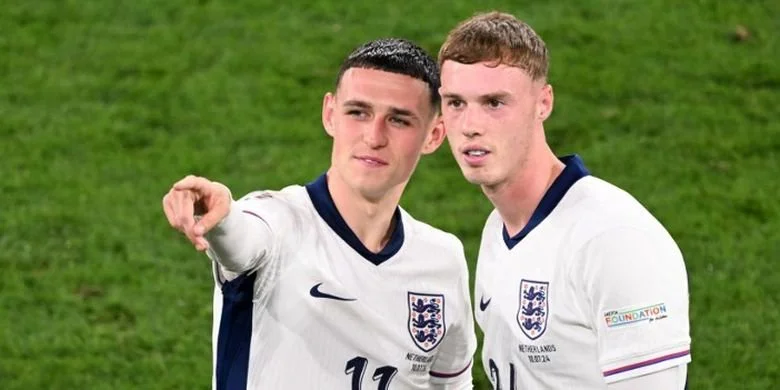 Gelandang Inggris, Phil Foden, bersama Cole Palmer berselebrasi dalam kemenangan semifinal Euro 2024 antara Belanda vs Inggris pada 10 Juli 2024.