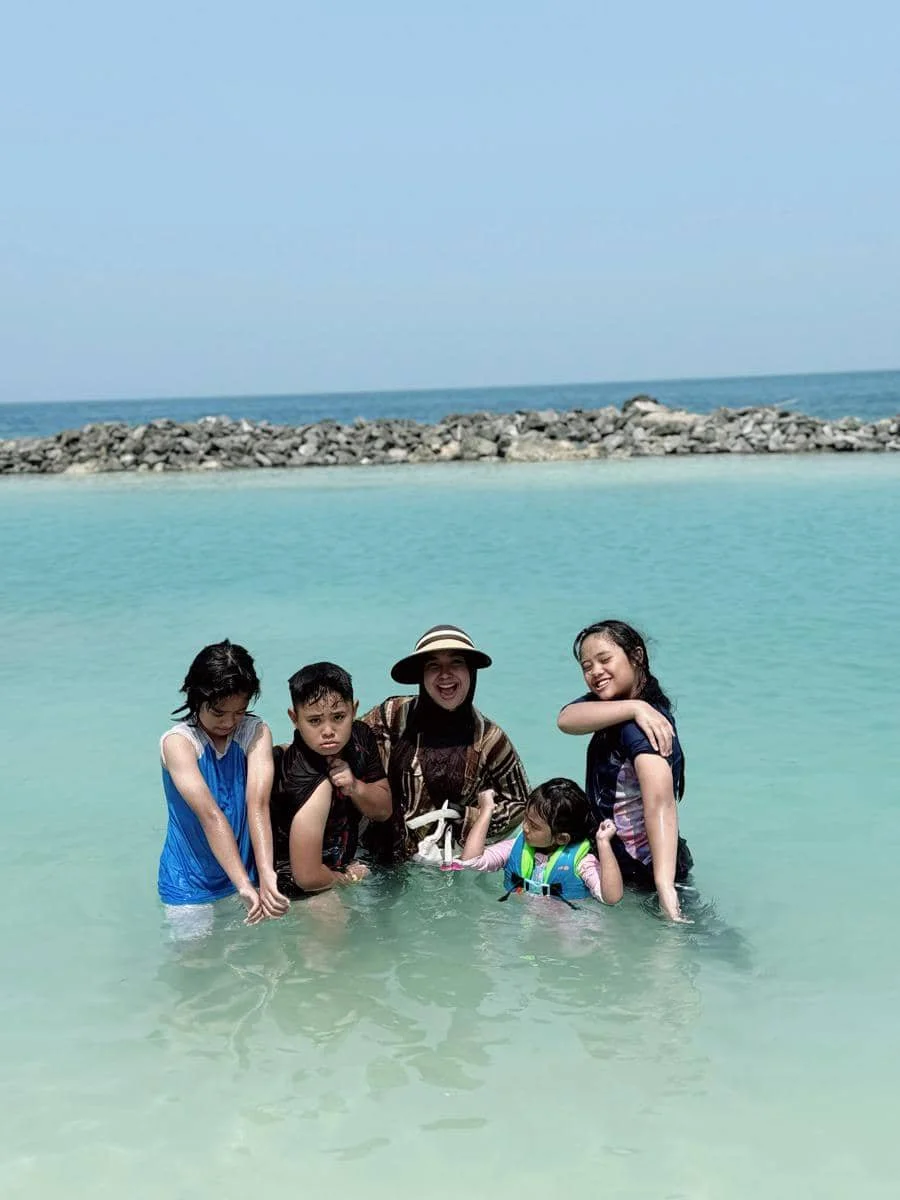 Ria Ricis dan keponakan liburan di Kepulauan Seribu