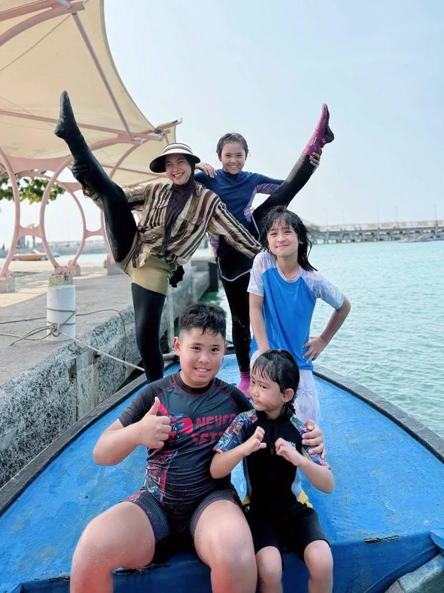 Ria Ricis dan keponakan liburan di Kepulauan Seribu