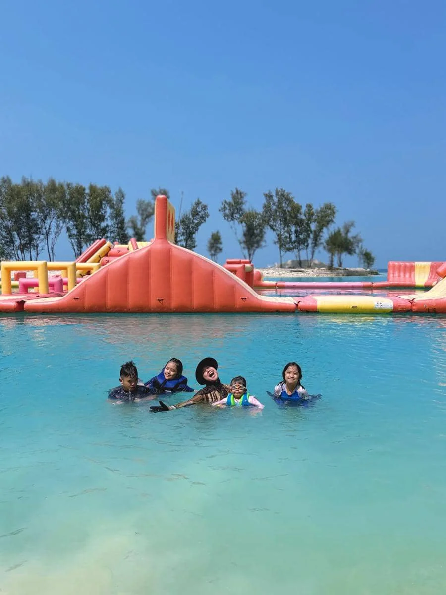Ria Ricis dan keponakan liburan di Kepulauan Seribu