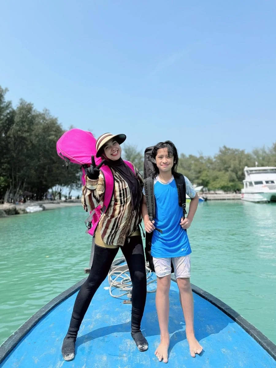 Ria Ricis dan keponakan liburan di Kepulauan Seribu