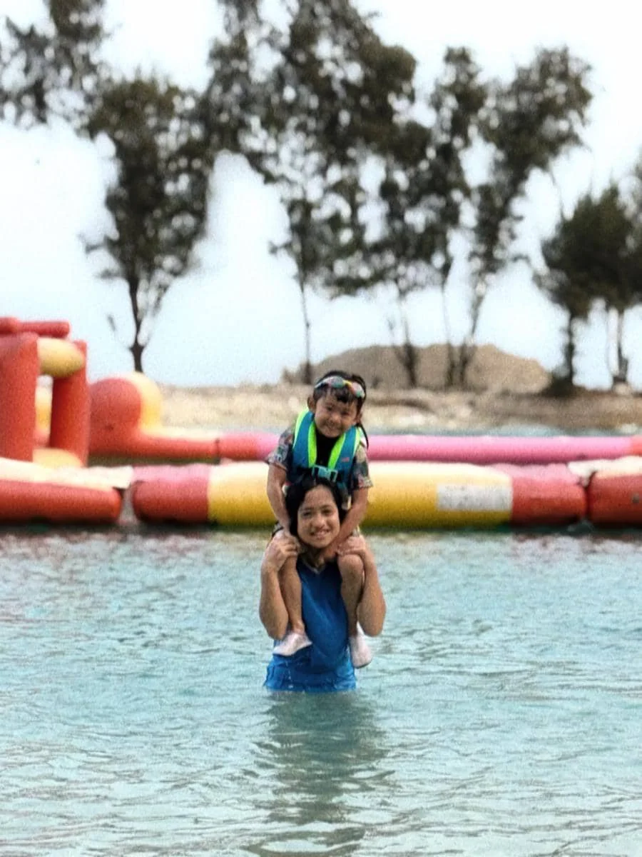 Ria Ricis dan keponakan liburan di Kepulauan Seribu