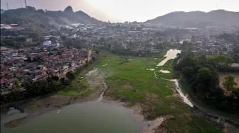 Situ Ciburuy Mulai Mengering, Daratan Muncul di Tengah Danau