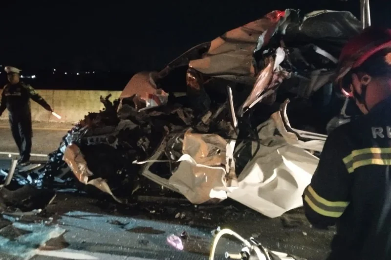 Niat Liburan Keluarga Asal Sulawesi Berakhir Duka, Hiace Tabrak Truk di Tol Pandaan-Malang, 3 Tewas