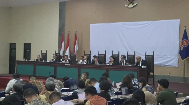 KPPU pada Kamis (26/3/2026) menyatakan sebanyak 97 perusahaan pinjol terbukti melanggar aturan persaingan usaha berupa praktik kartel bunga dan dijatuhi sanksi denda dengan total mencapai Rp755 miliar. [Suara.com/Fakhri Fuadi Muflih]