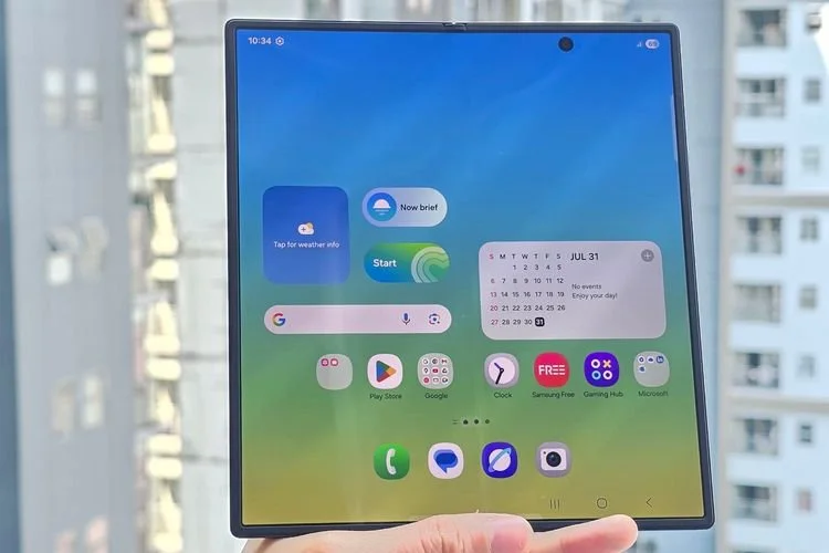 Layar utama Samsung Galaxy Z Fold 7 yang dilapisi antarmuka OneUI 8 berbasis Android 16 di dalam kondisi luar ruangan