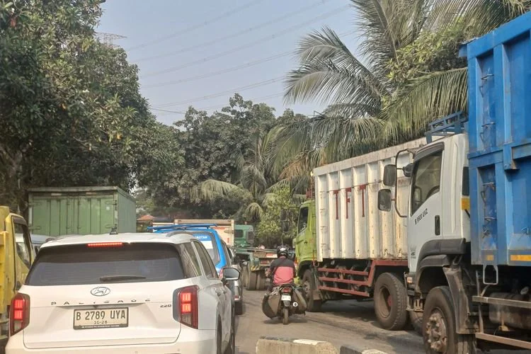 Kemacetan terjadi di Jalan Akses Marunda, Cilincing, Jakarta Utara dari arah Jalan Cakung Cilincing menuju Jalan Marunda Makmur pada Kamis (9/7/2026) siang.