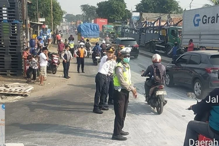 Situasi lalu lintas Jalan Raya Bekasi, Ujung Menteng, usai terjadi kecalakan lalu lintas, Rabu (24/6/2026).