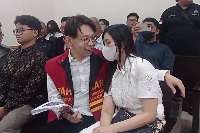 Jelang Sidang, Richard Lee Tertawa hingga Mesra Bareng Istri