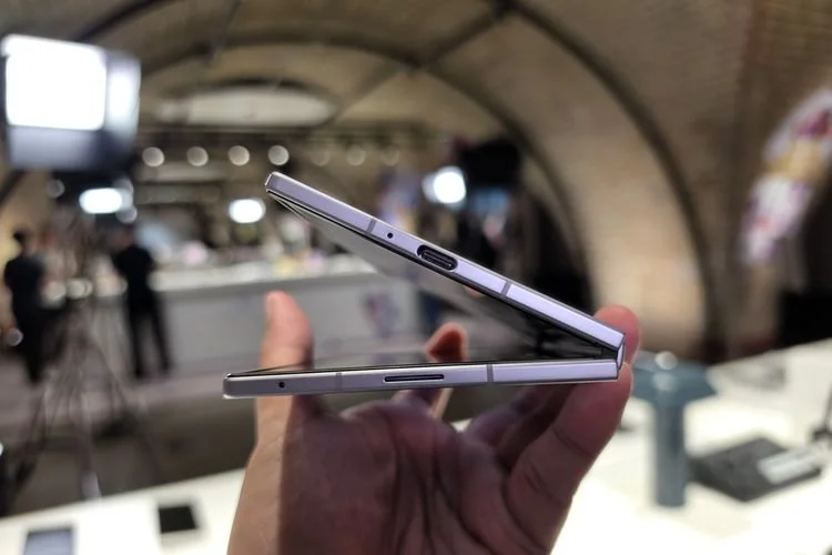 Galaxy Z Fold 8 juga menjadi ponsel Samsung pertama yang menggunakan teknologi layar baru bernama Flex Titanium. Teknologi tersebut dirancang untuk meningkatkan ketahanan layar sekaligus membuat bekas lipatan atau crease terlihat lebih samar.
