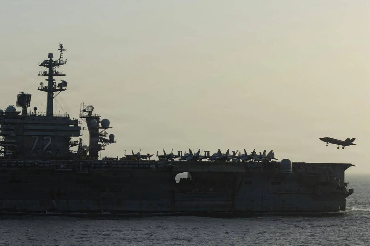 USS Abraham Lincoln melakukan blokade di Laut Arab