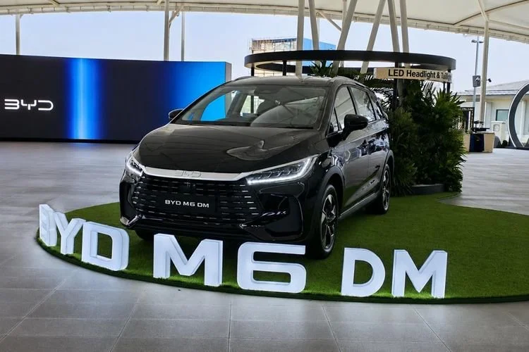BYD memilih M6 sebagai model pertama dengan teknologi DM di Indonesia karena berada di segmen mobil keluarga 7 penumpang yang sesuai dengan kebutuhan konsumen.