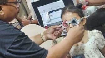 Bukan Sekadar Pakai Kacamata, Ini Cara Memperlambat Perkembangan Mata Minus pada Anak
