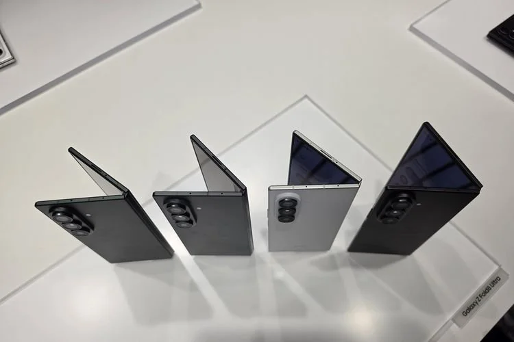 Di atas kertas, Samsung Galaxy Z Fold 8 Ultra punya dimensi 72,8 x 158,4 x 8,9mm saat terlipat (folded) atau
143,2 x 158,4 x 4,1mm saat dibuka (unfolded).

