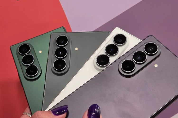 Samsung membekali Galaxy Z Fold 8 Ultra dengan konfigurasi tiga kamera belakang yang sama seperti Galaxy S26 Ultra. Konfigurasi kameranya terdiri dari kamera utama 200 MP (f.1.7, 2x optical quality zoom), kamera ultrawide 50 MP (f/1.9), dan kamera telefoto 10 MP (f/2.4) dengan zoom optis 3x.
