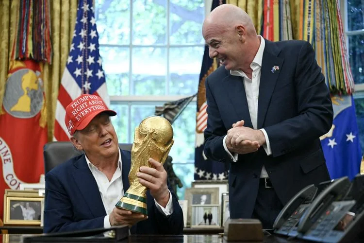 Presiden Amerika Serikat Donald Trump dipastikan akan menyerahkan trofi kepada tim yang berhasil menjadi juara Piala Dunia 2026.