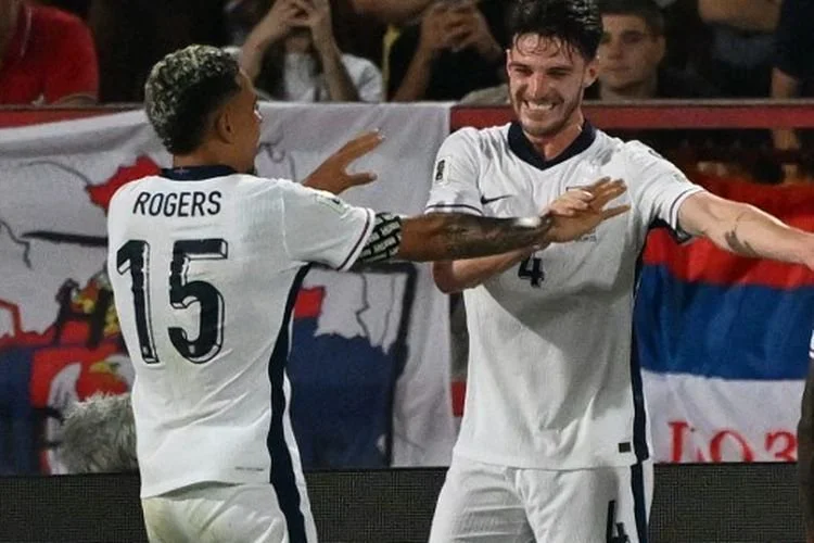 Morgan Rogers, Declan Rice, Noni Madueke merayakan gol yang dicetak oleh Harry Kane dalam pertandingan sepak bola Grup K Kualifikasi Piala Dunia 2026 antara Serbia vs Inggris, di Stadion Rajko Mitic di Beograd, pada 9 September 2025. (Foto oleh OLIVER BUNIC / AFP)