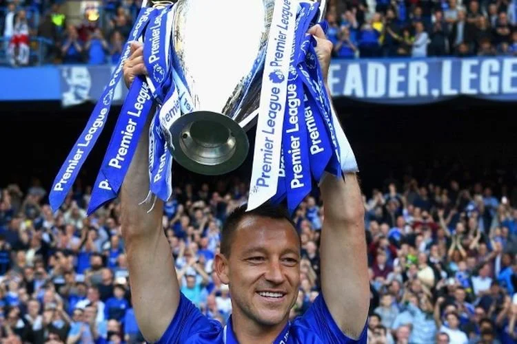 Pemain Chelsea, John Terry, saat berpose dengan trofi Ligaa Inggris seusai pertandingan melawan Sunderland di Stamford Bridge pada 21 Mei 2017. Terkini, John Terry, memberikan sindiran keras kepada Piers Morgan, yang merupakan penggemar Arsenal.(Foto dari Michael Regan/Getty Images) (Foto dari MICHAEL REGAN / GETTY IMAGES EUROPE / Getty Images via AFP)