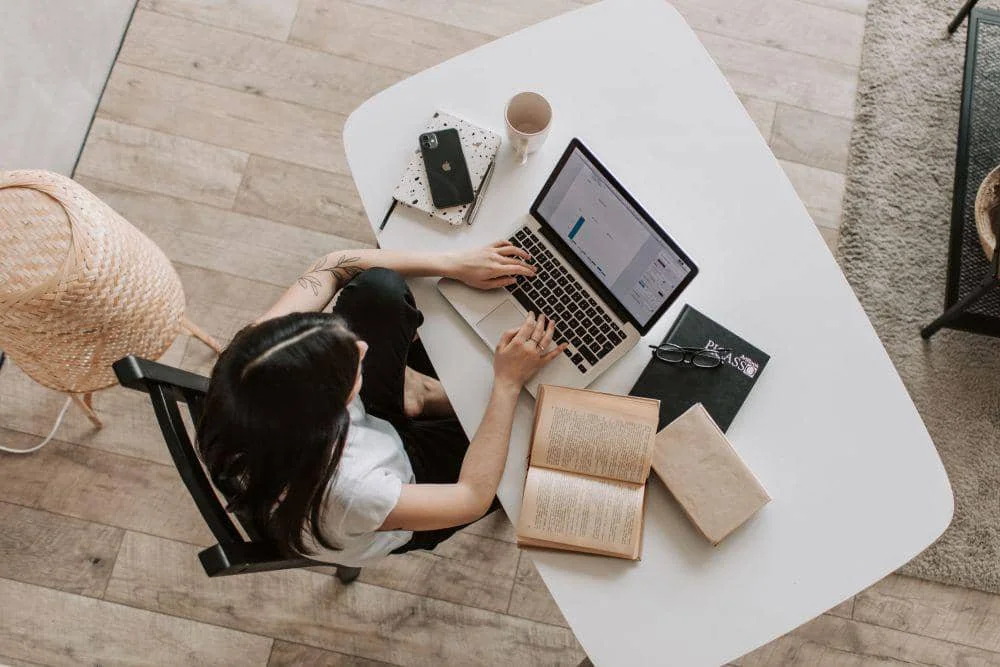 ilustrasi wanita menatap fokus ke laptop (pexels.com/vladakarpovich)