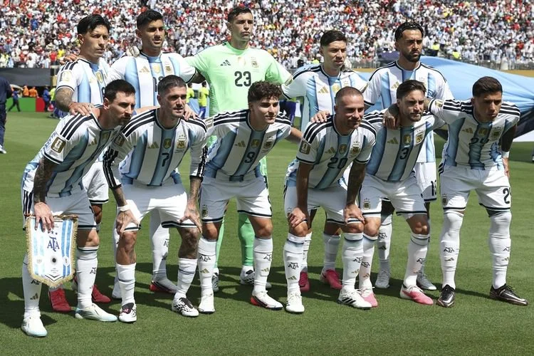 Para pemain Timnas Argentina berpose untuk foto bersama sebelum pertandingan final Piala Dunia 2026 antara Spanyol vs Argentina di Stadion New York New Jersey, Amerika Serikat, pada Senin (20/7/2026) dini hari WIB.