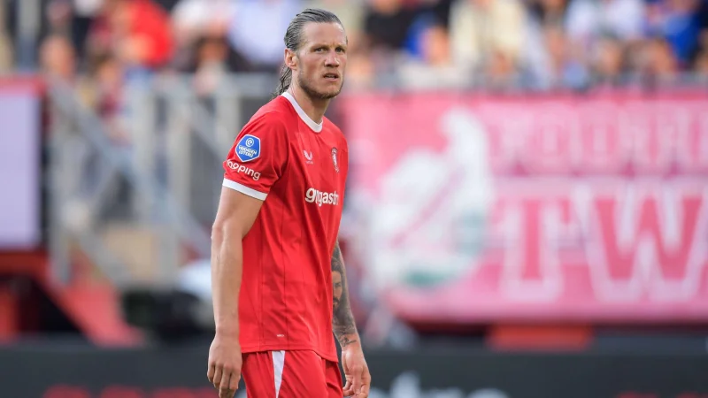 Wout Weghorst langsung memicu kejengkelan besar dalam balutan seragam Twente setelah baru 3 menit: "Dia selalu bicara soal mentalitas, tetapi..."