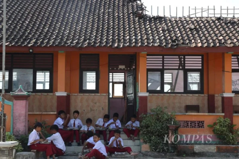Siswa Makan MBG di Depan Kelas Roboh, Ini Alasan SDN Tanggirejo Grobogan Bukan Prioritas Perbaikan