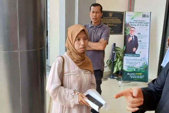Mahasiswi Politeknik Negeri Padang (PNP) menempuh jarak 7 jam demi temui Dedi Mulyadi demi bisa lanjut kuliah