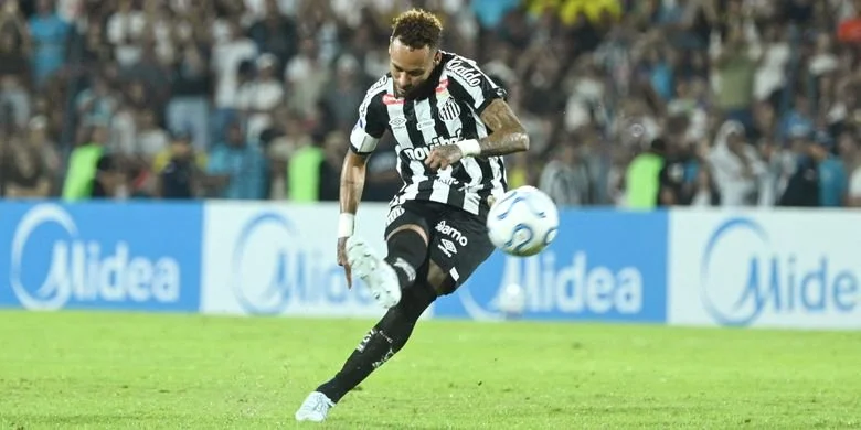 Penyerang Santos, Neymar, menendang bola pada laga babak penyisihan grup Copa Sudamericana antara Deportivo Recoleta dari Paraguay dan Santos dari Brasil di stadion Rio Parapiti di Pedro Juan Caballero, Paraguay, pada 5 Mei 2026.