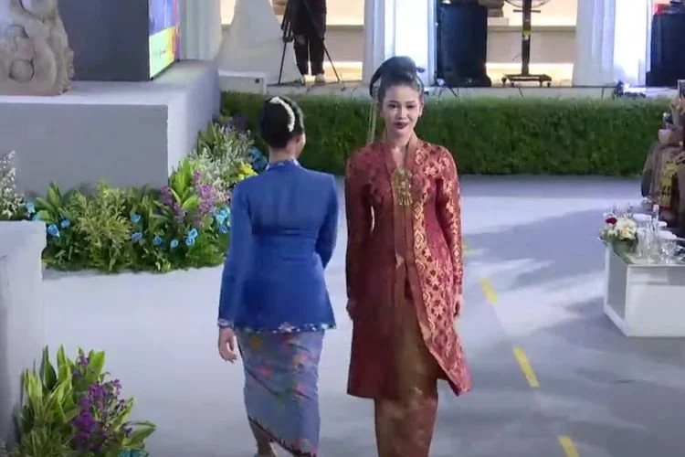 Kebaya labuh Melayu dan sanggul siput ekor kera khas Riau yang ditampilkan dalam peragaan busana di acara Kebaya Bercerita di Taman Arca, Museum Nasional Indonesia, Rabu (13/8/2025). Tema Pesona Kebaya Indonesia untuk Dunia menyoroti kebaya sebagai warisan budaya yang memiliki sejarah, filosofi, dan karakter berbeda di setiap daerah.