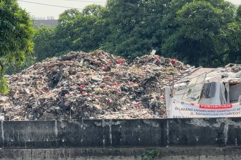 Tumpukan Sampah di Taman Hutan Penjaringan Tak Kunjung Beres, "Parah Banget, Enggak Ketolong"