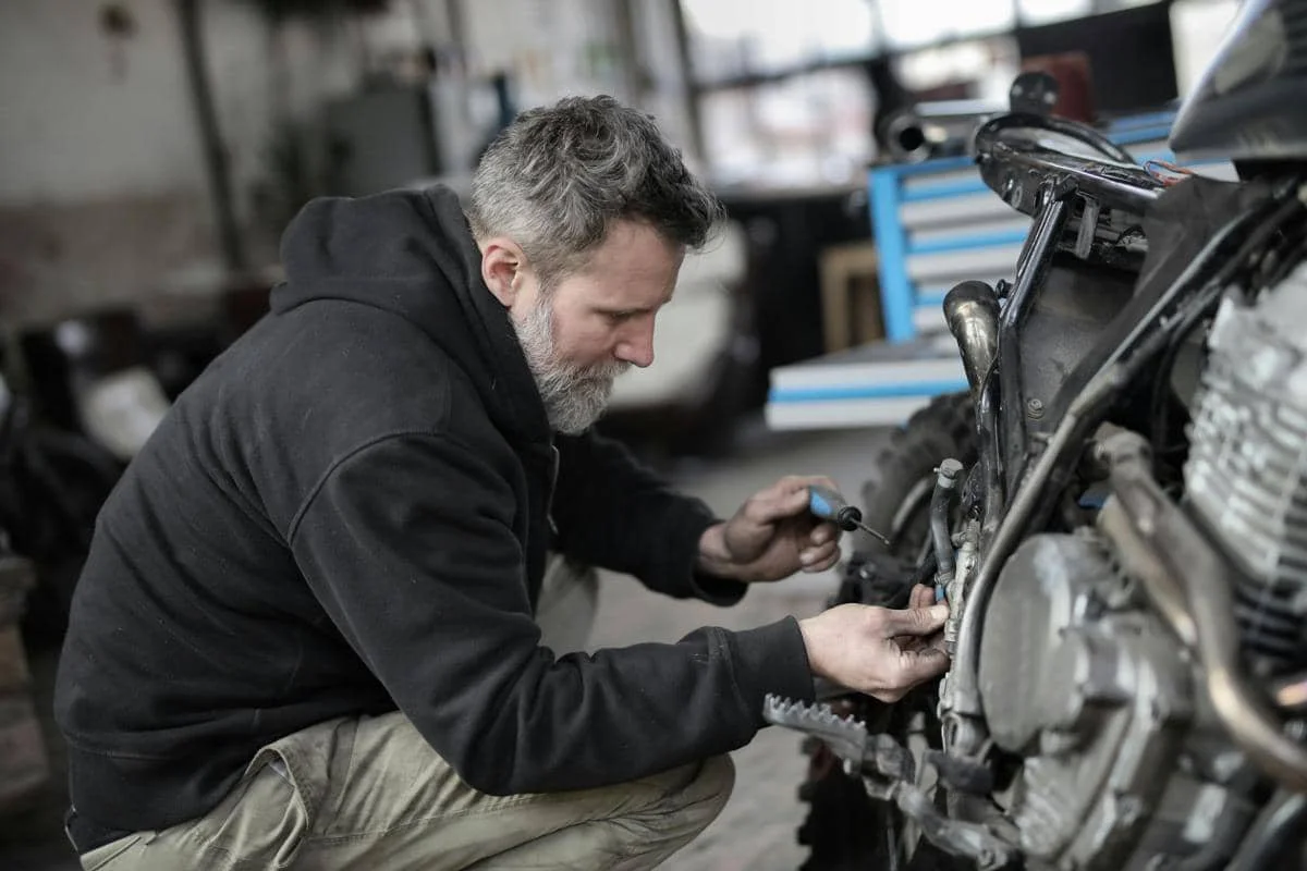 ilustrasi servis motor