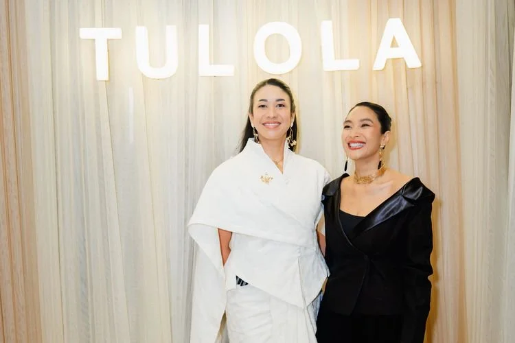 Founder, Principal Designer & Creative Director Tulola, Sri Luce Rusna (kiri) dan Founder & Creative Conceptor Tulola, Happy Salma (kanan), di pameran Kawan Nusantara 2026 di Nusantara Ballroom, The Dharmawangsa, Jakarta, Kamis (23/7/2026).