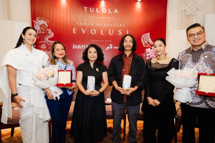 (kiri-kanan) Founder, Principal Designer & Creative Director Tulola Sri Luce Rusna, EVP Corporate Communication & Social Responsibility PT Bank Central Asia Tbk Hera F. Haryn, arsitek dan kurator Trianzani Sulshi, seniman Kadek Dwi Darmawan, Founder & Creative Conceptor Tulola, Happy Salma, dan Vice President Corporate Communication PT Pertamina (Persero) Muhammad Baron, di pameran Kawan Nusantara 2026 di Nusantara Ballroom, The Dharmawangsa, Jakarta, Kamis (23/7/2026).