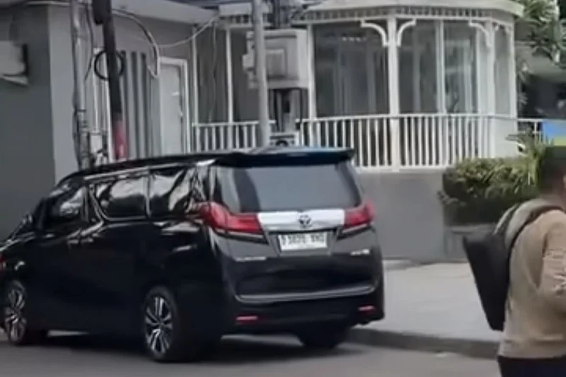 Polisi Pastikan Pelat Alphard yang Sopirnya Cekcok dengan Satpam Bundaran HI Palsu