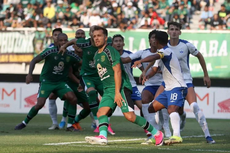 Pemain asing baru Persebaya Surabaya Miguel Pereira saat laga uji coba 99th Anniversary Game melawan PSIS Semarang yang berakhir dengan skor 2-2 di Stadion Gelora Bung Tomo Surabaya, Jawa Timur, Minggu (19/7/2026) sore.