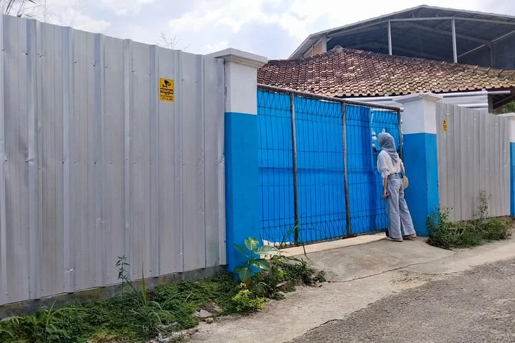Gerbang masih terkunci, dapur MBG di Sukabumi belum pernah beroperasi sejak rampung dibangun.